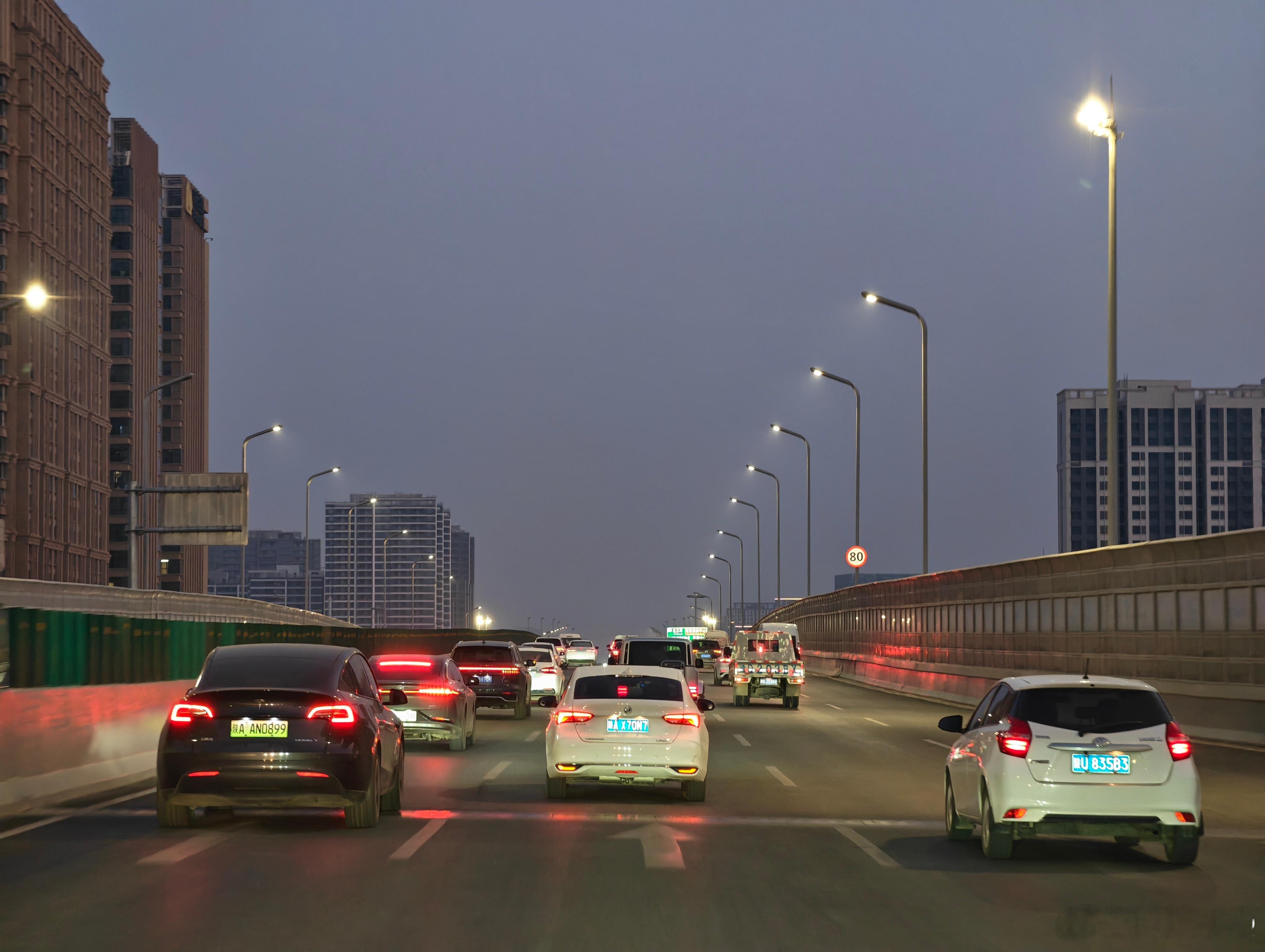 周末的早晨这么多车不知道的还以为这是深圳的周末 