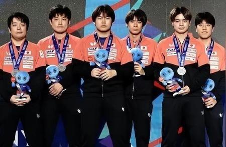 一支只有9人的队伍。
没有大阵仗。没有喧闹口号。甚至很容易被淹没在新闻洪流中。