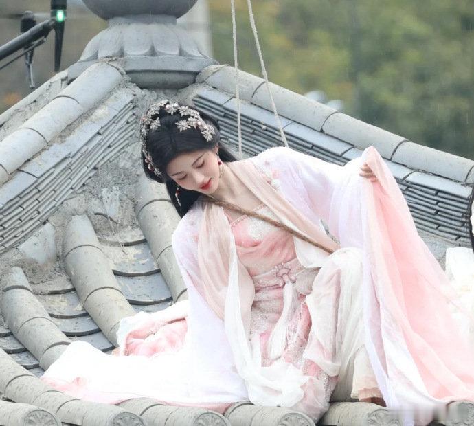 鞠婧祎屋顶吊威亚路透  鞠婧祎身着华丽戏服，吊威亚的样子简直自带仙气，太绝了！ 