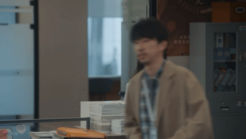 李庚希职场声控人  李庚希在新剧里面给大家定义了什么才叫职场声控人，不管是同事还