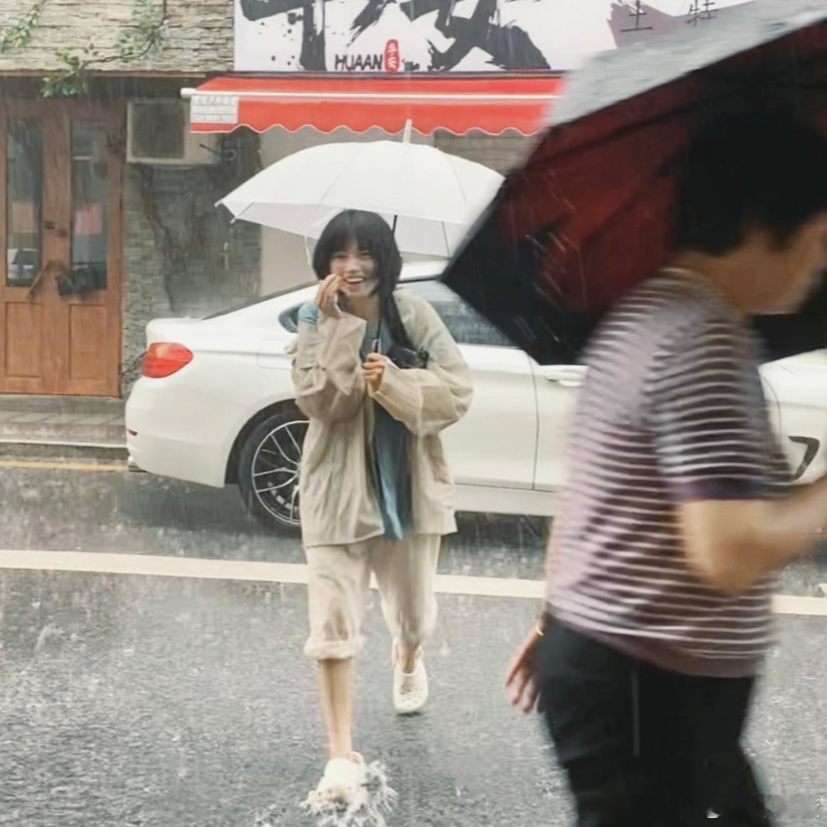 拍客片途中遇到暴雨，客妹心态也很好，我们俩索性就“那拍点下雨吧！” 然后她还给我