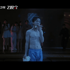 初代网红在片场半裸发疯无限超越班 这一刻他不是在演编剧，是被方案改到崩溃的每一个