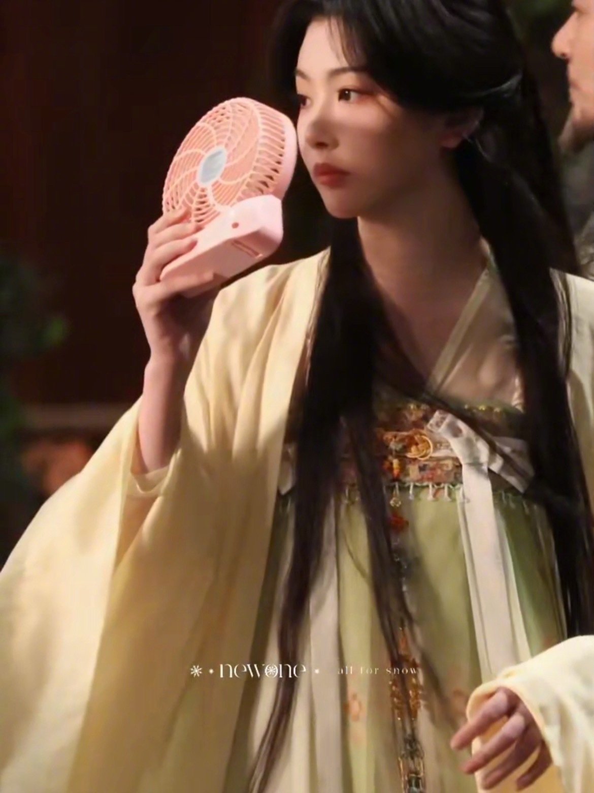 孔雪儿新剧妆造必有高人指点 大婚时的华丽装扮太吸睛，头饰摇曳间自带风情。素妆时眉
