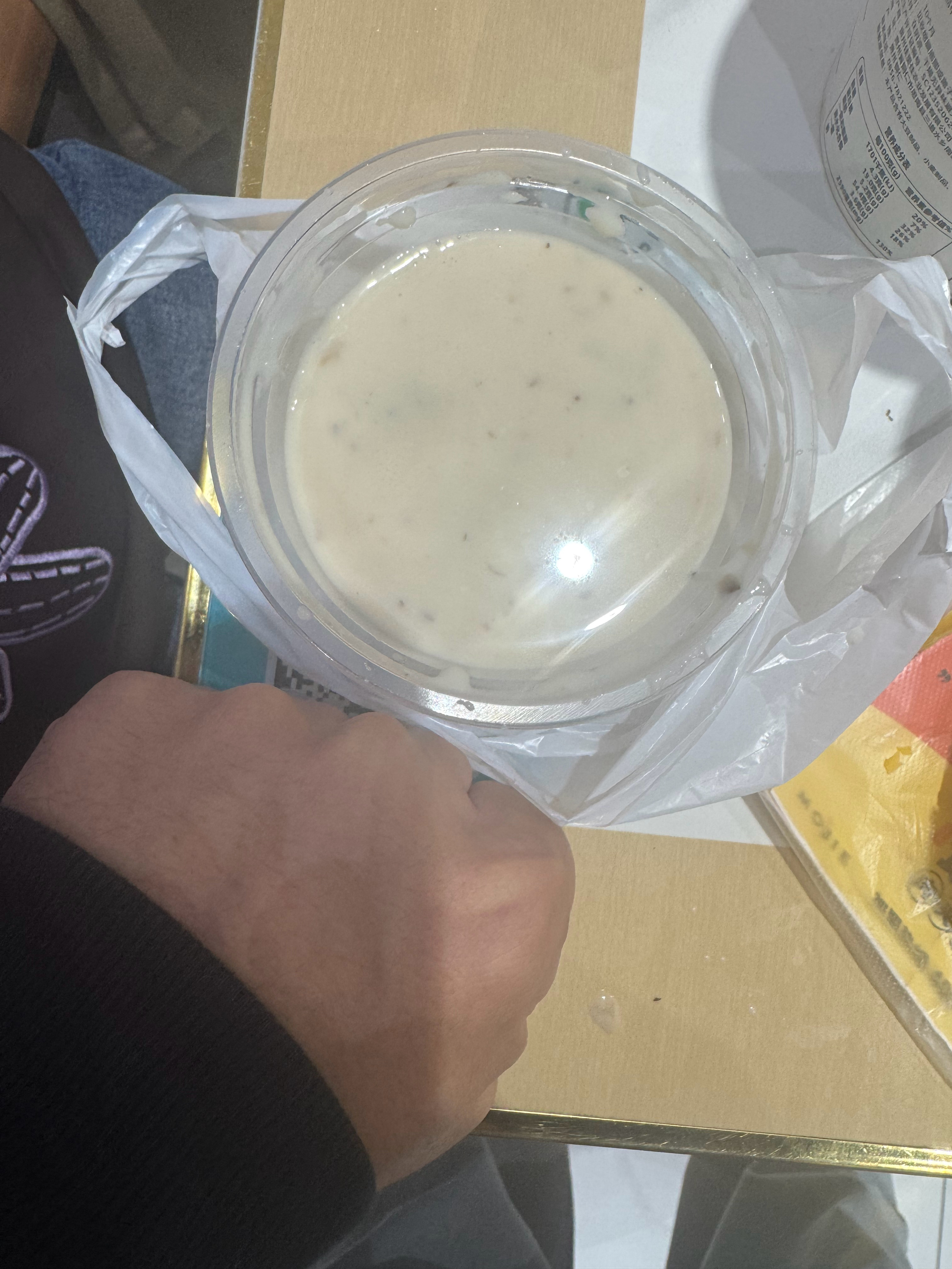 媳妇就喜欢这个奶油蘑菇汤，给她打包回来一份。大包之后感觉咋这么袖珍啊，在店里感觉