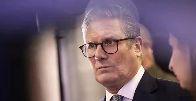 英国站起来了！英国首相斯塔默表示，格陵兰岛的未来应当是格陵兰自己和丹麦商量着来，