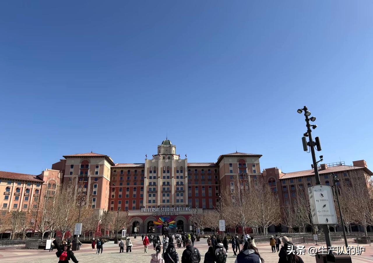 说实话，北京环球影城，真的让我大失所望。

1. 从城市大道到入园，一路光秃秃