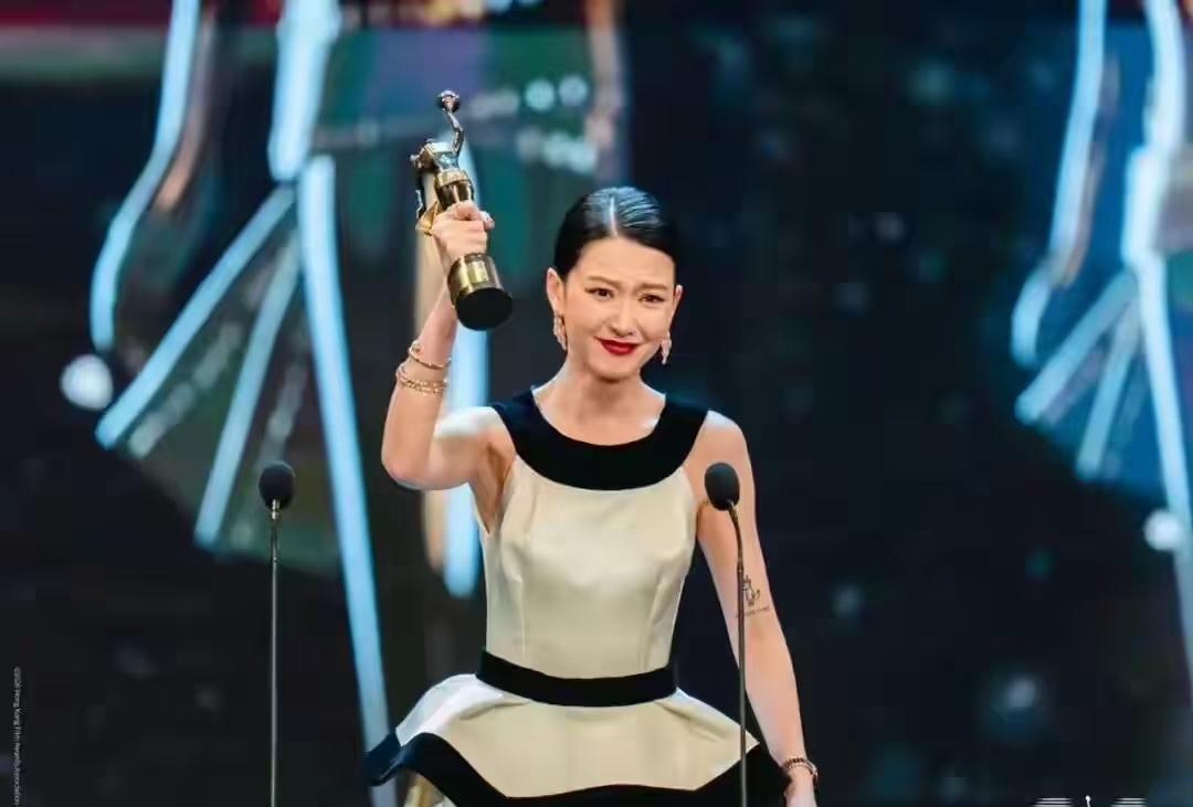 金像奖太尴尬！章子怡马丽双双陪跑，36岁港漂凭大尺度影片逆袭封后！
 
第44届