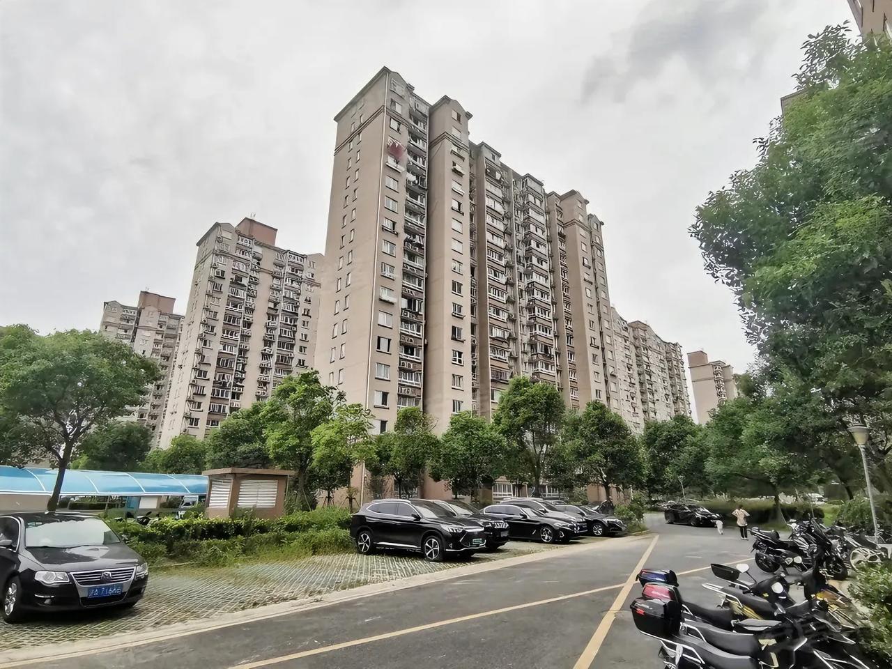 上海老人，有退休金还会捡纸壳卖是为什么

小区有个七十多岁的老太太，一个人住，两