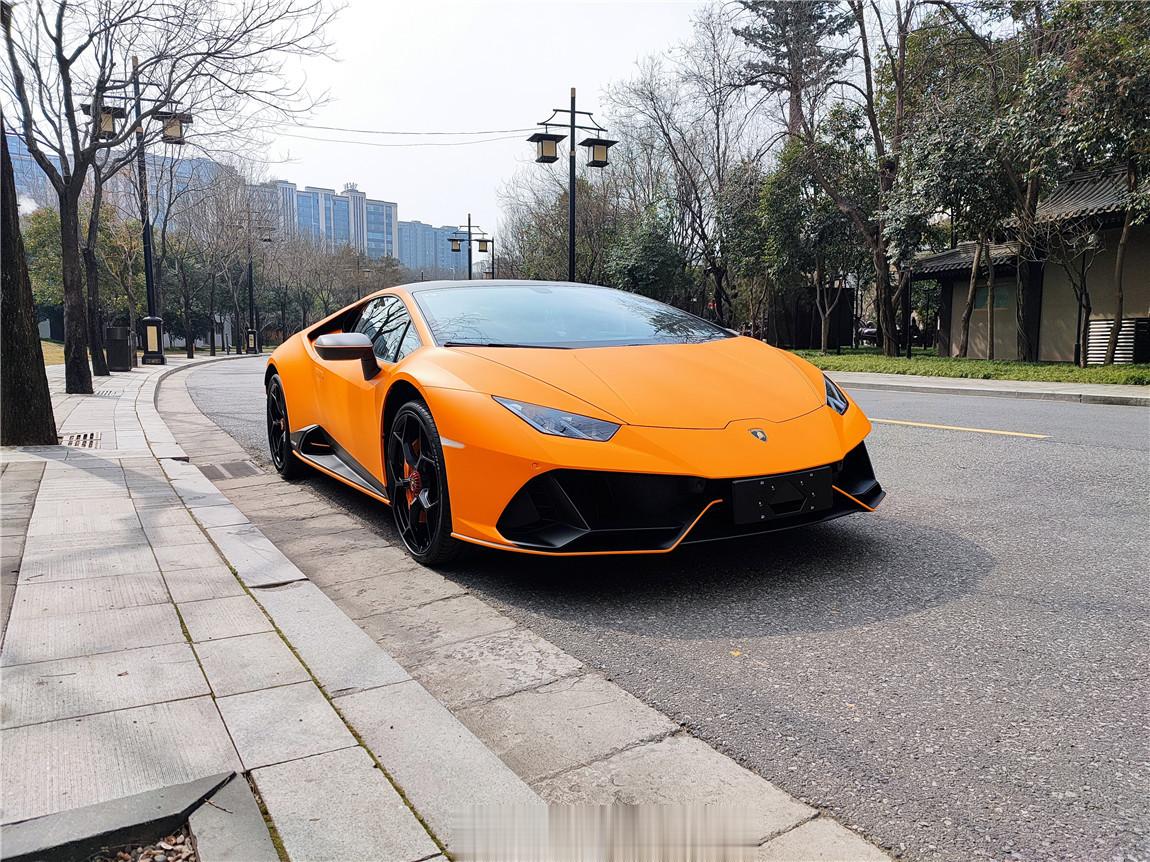早早早~[太阳]Huracan EVO 荧光版去年3月上牌，5200公里原版原漆