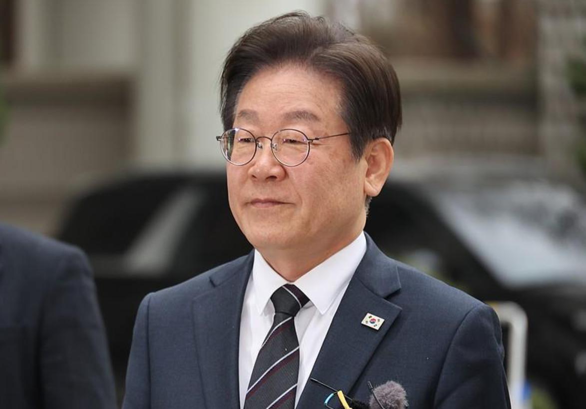 被特朗普打了个措手不及，李在明当即拍板，把中国外长请来青瓦台。特朗普缩减军演规模