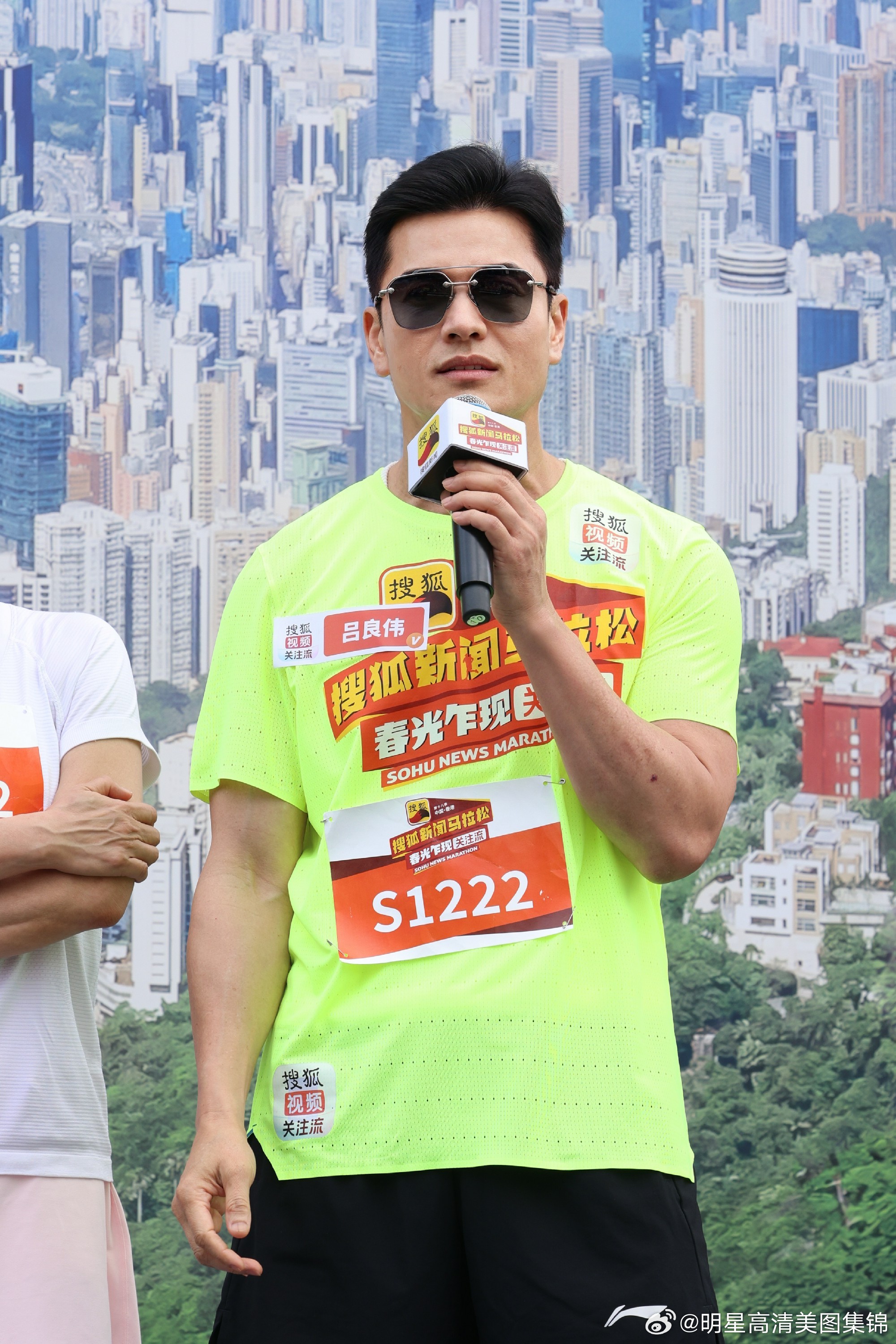 破防！70岁吕良伟马拉松封神，白背心肌肉感拉满，比年轻人还夯 