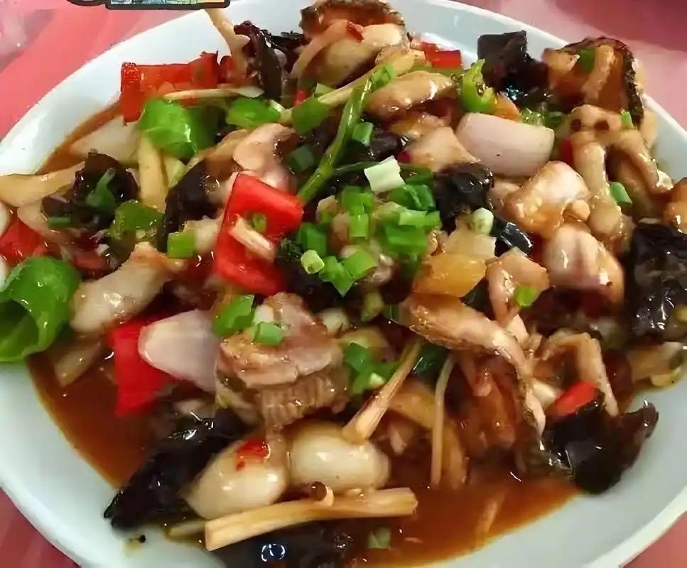 湖北招牌硬菜「干拔财鱼」，麻辣干香、无刺不腥，下饭绝了！

在湖北，财鱼（黑鱼）