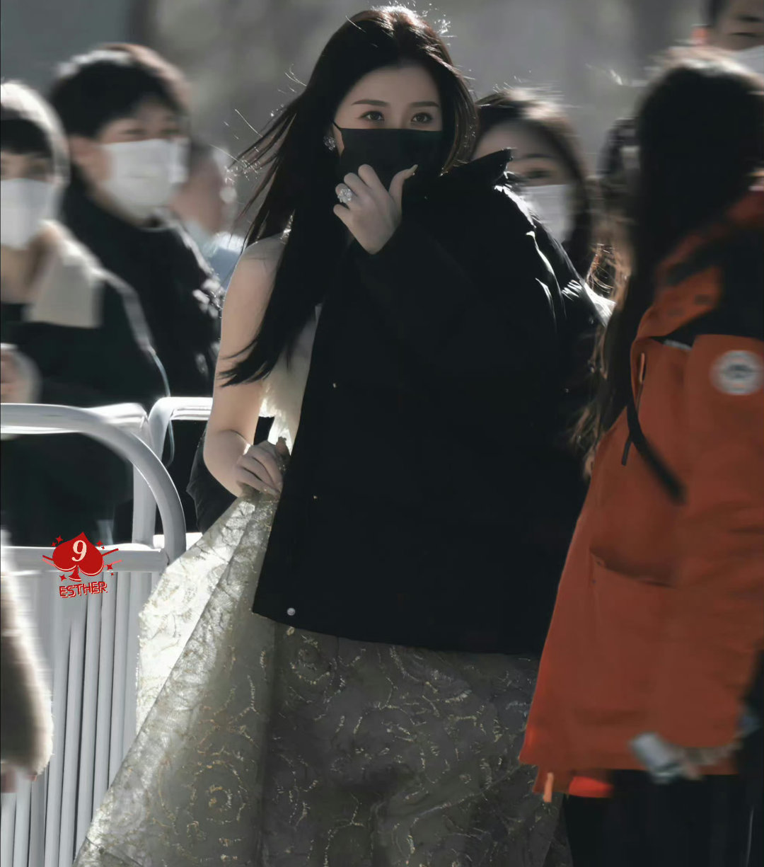 虞书欣这两张好姐感，平时演可爱角色看多了结果现实这么带感 ​​​