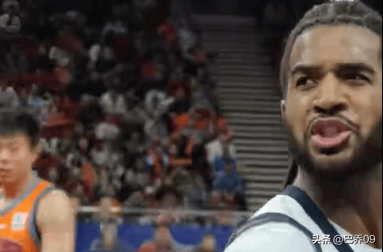 CBA赛场再爆冲突！山东外援克里斯死球辱骂上海球迷，职业底线何在？

CBA赛场