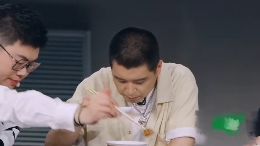 马頔甜品的最高评价是不甜 马頔一句话戳中大众心声，大家评判甜品总爱说不甜。节目里