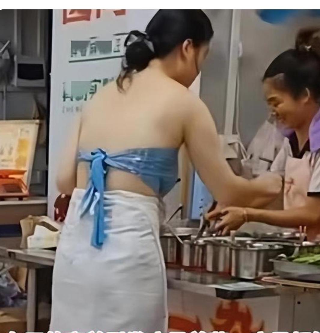 “另”类
偶遇美女买凉拌；
小店生意真兴隆;
主打就是卖凉拌；
有凉拌黄瓜虾皮；