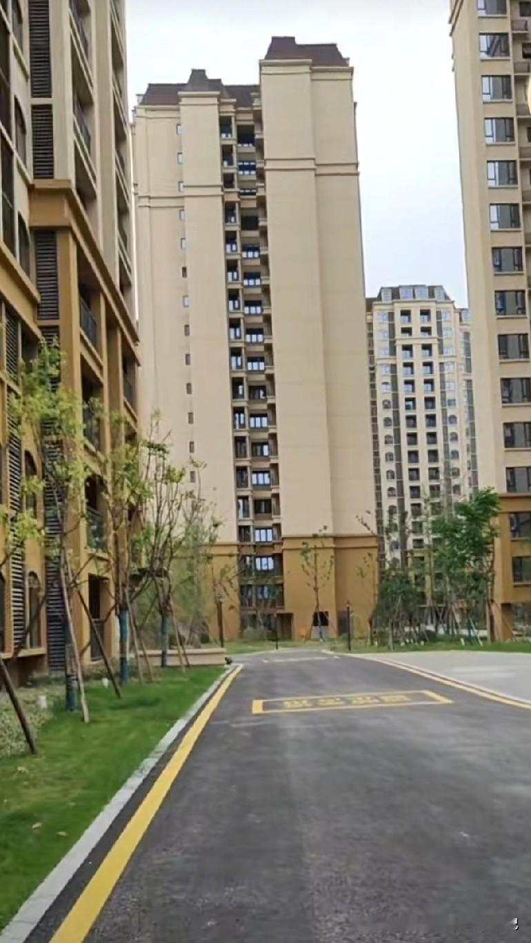 朋友又给我们推荐，说他们这边镇上安置房下来了，问我们买不买……

有的房主分两，