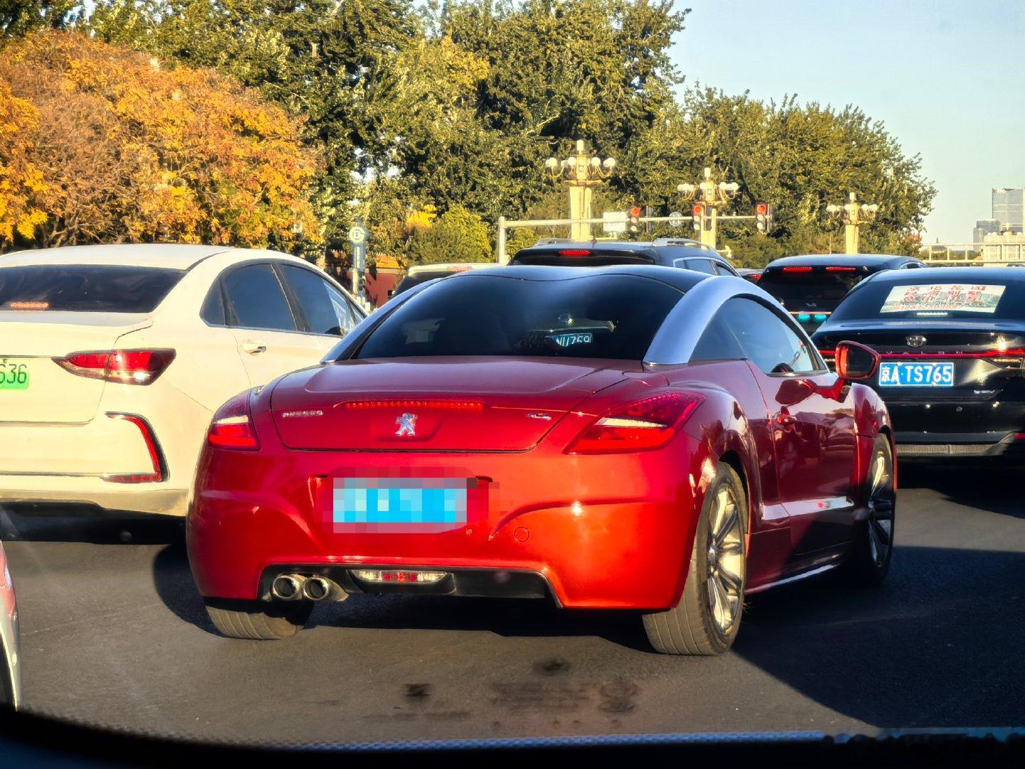 今天长安街偶遇，标志性的弧面玻璃穹顶。以前奔驰停车楼入口总是停辆黑色的。老哥上班