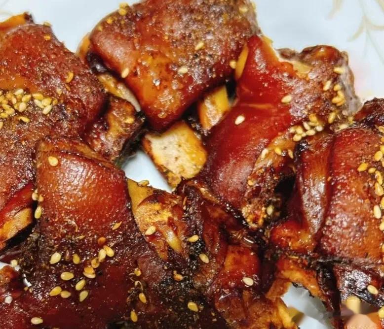 猪蹄的前蹄和后蹄哪个部位更好吃？

猪蹄的前蹄肉较多，而后蹄肉可能相对较少，但骨