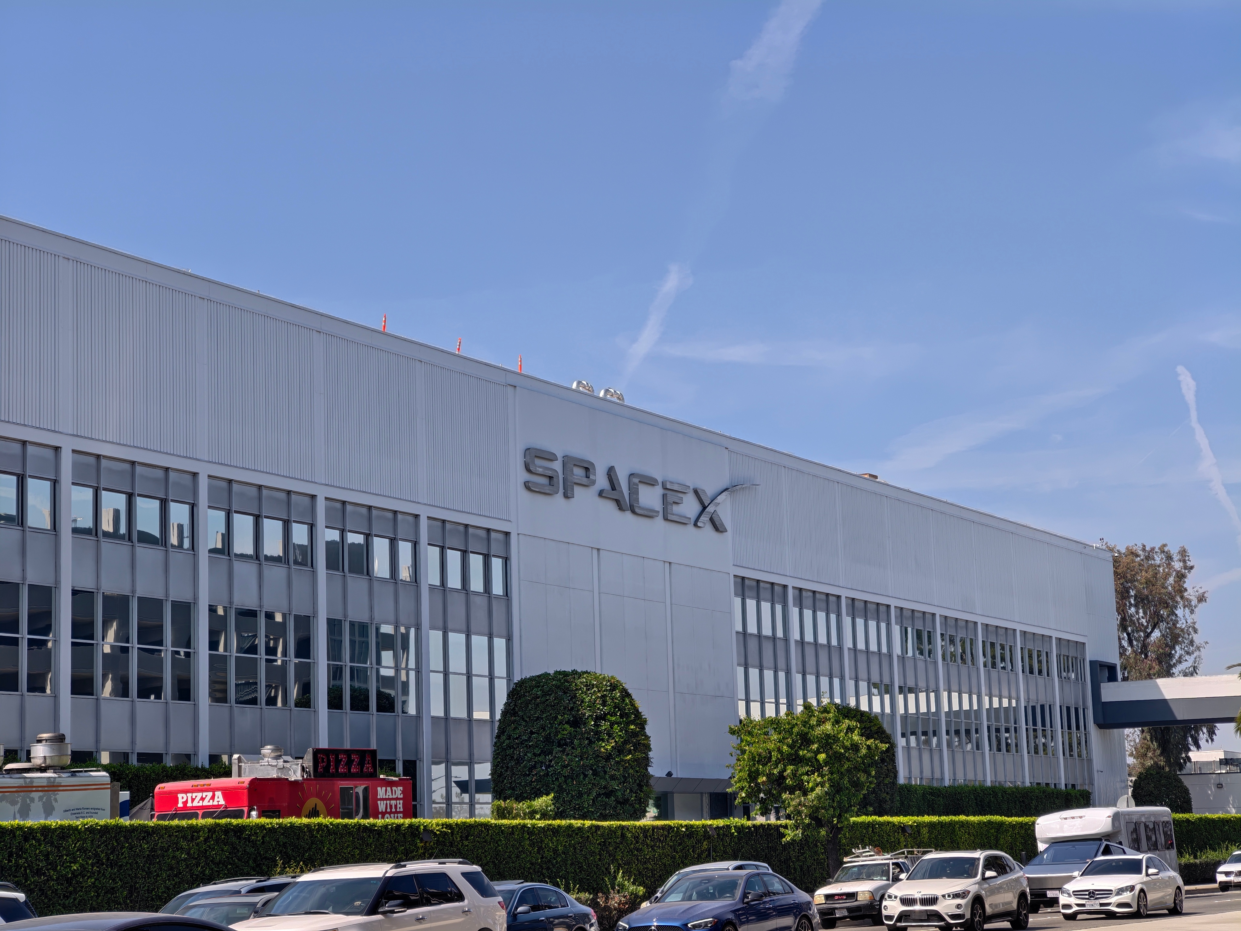 打卡 SpaceX 总部。2015 年 12 月 21 日，猎鹰 9 号 B10