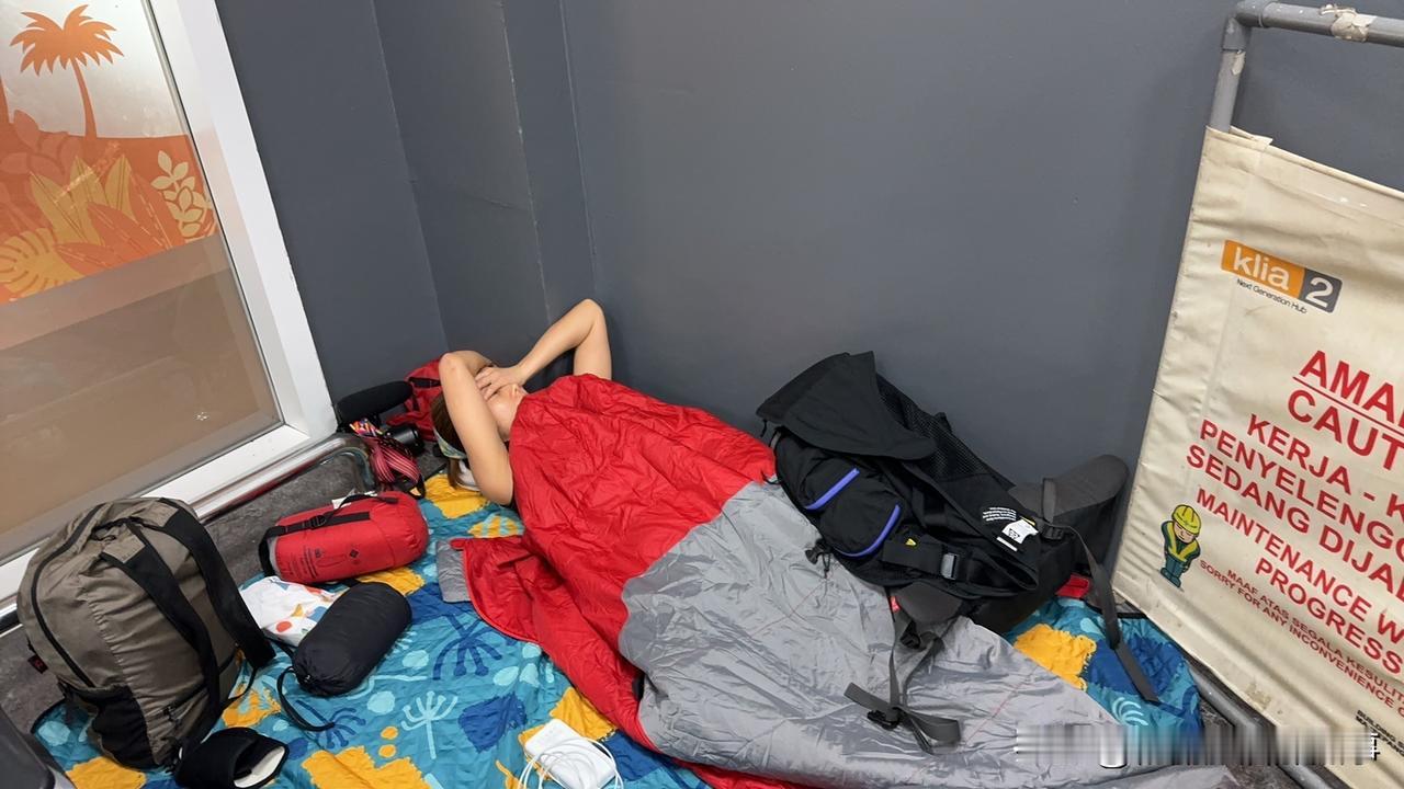 早上7点的飞机，又是晚上睡机场的一天，关键是睡机场都得赶早，10点到的好位置都被