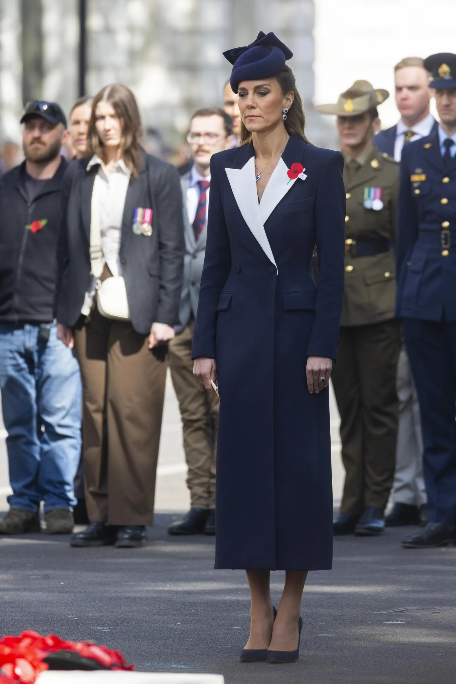 之前预告过的Anzac Day活动，凯特今日代表查尔斯国王出席于伦敦白厅纪念碑前