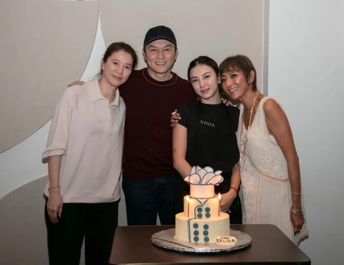 张智霖家族聚会照曝光！曹查理再次缺席，曾坦言怕形象耽误后辈
近日，张智霖夫妇为外