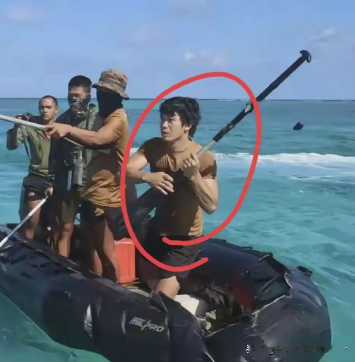 菲律宾以充气橡皮艇冲撞我巡逻艇，且不是以鸡蛋碰石头吗？太不自量力了，这种把戏，除