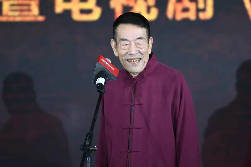 相声演员杨仪彻底翻车了，在高温高湿的天气里，还带着他父亲杨少华老先生去给酒店开业