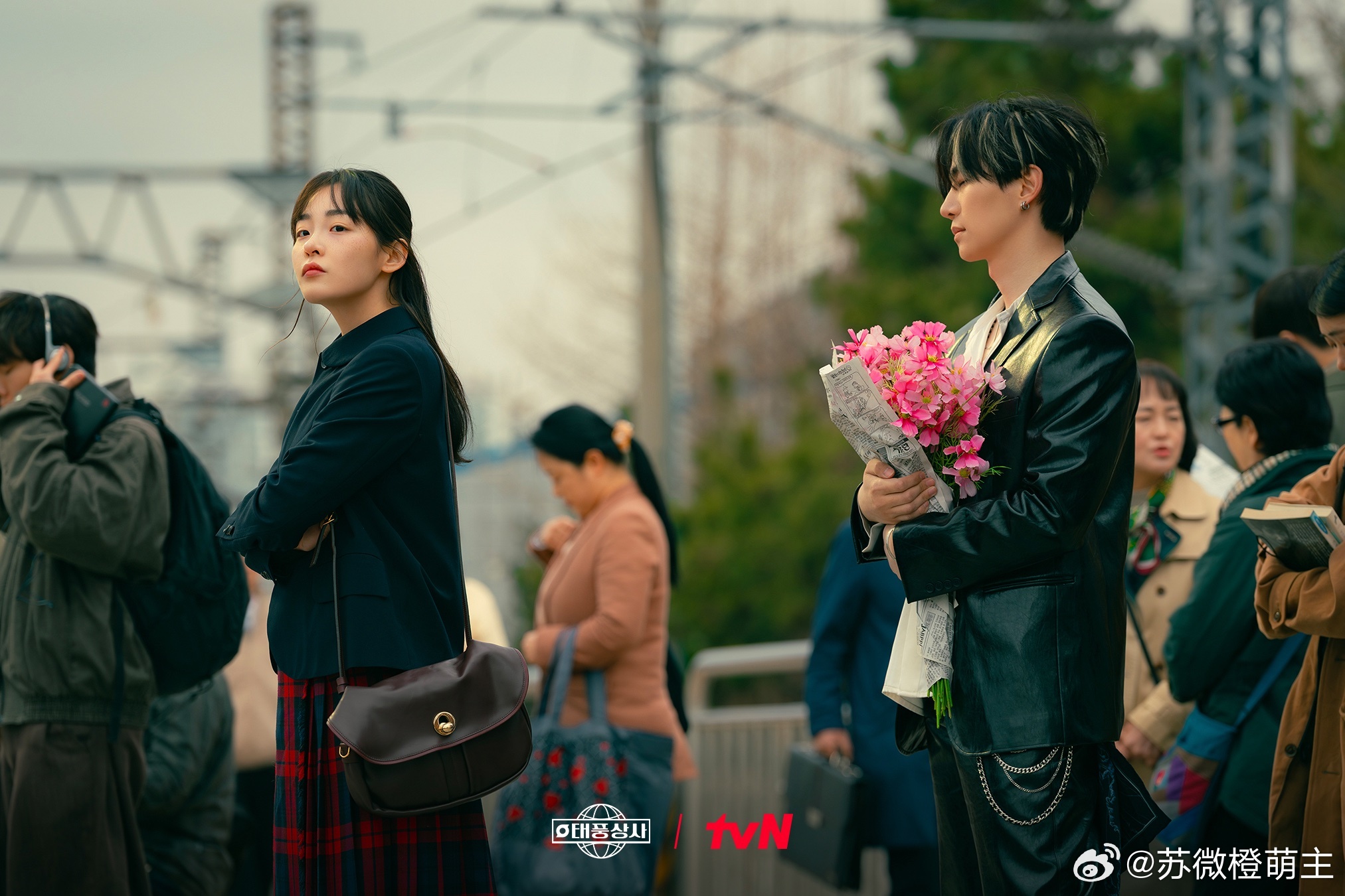 妈耶 就这么靠过来谁能顶得住？？？？？不得心动死！！！！[捂嘴哭][捂嘴哭][捂