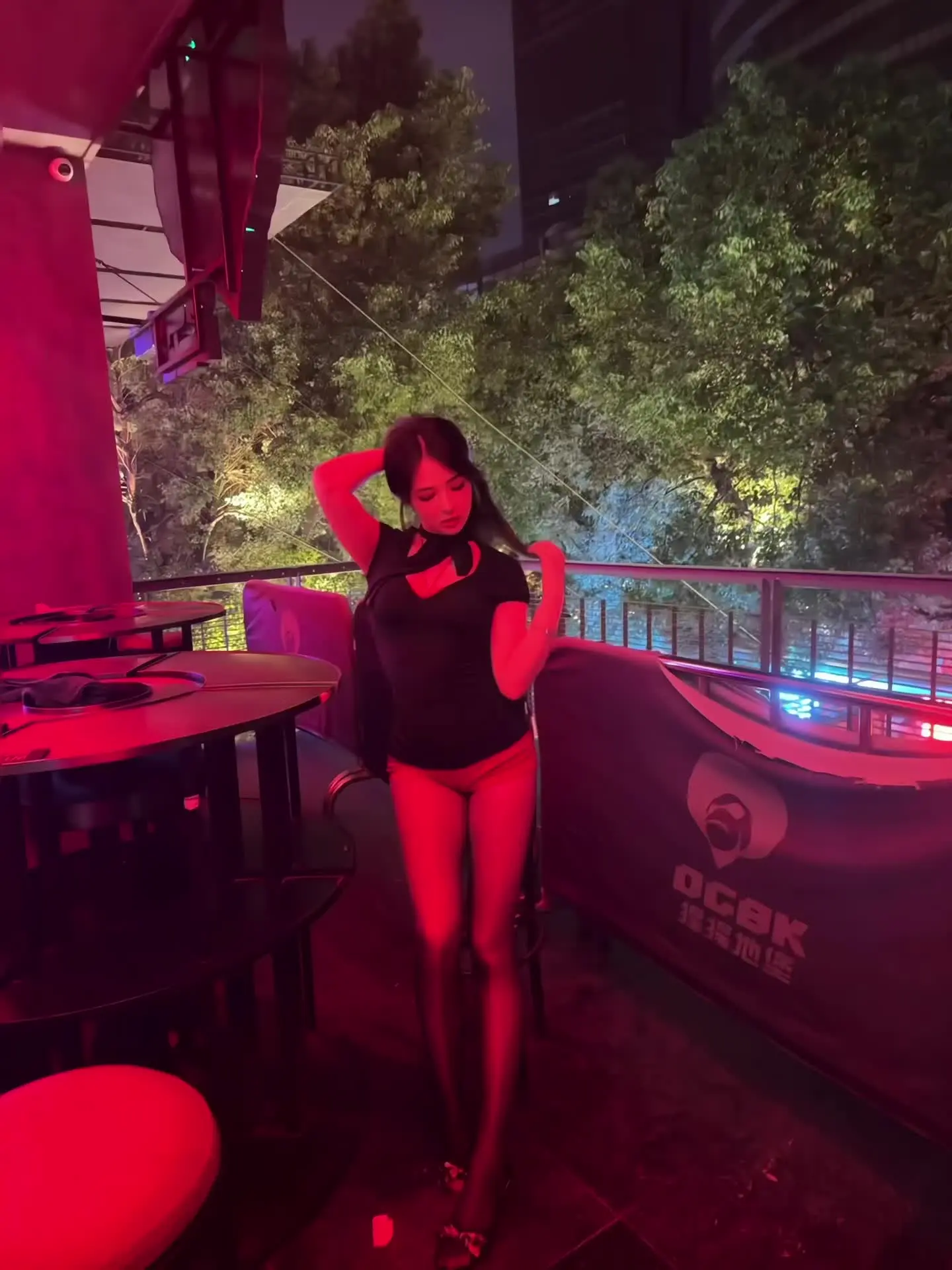 今晚的月亮红还是我红