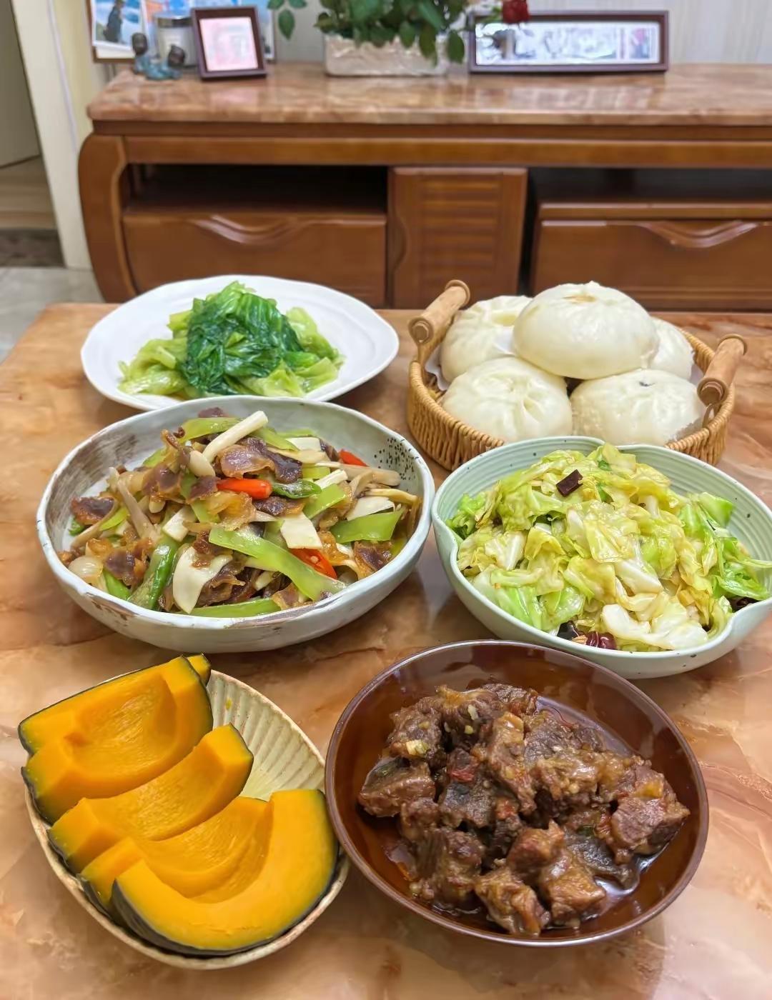 以前我也跟我老公闹，
主要因为几点他父母不给看孩子，我没法上班，挣不了钱，日子很