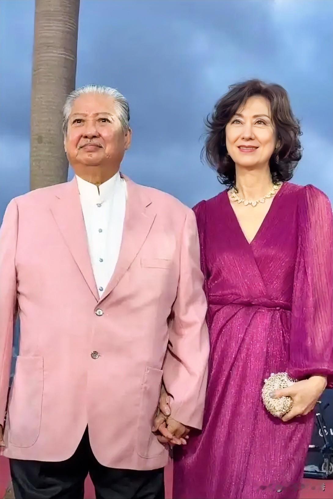 从徒弟到“妻子”俩人太般配了！一牵手就是35年！

高丽虹一身红色连衣裙，尽显优