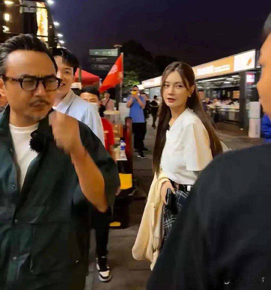 沈梦辰好漂亮！
她性格好，爱笑，有亲和力，个高肤白大长腿，笑容甜美眼睛大大，杜海