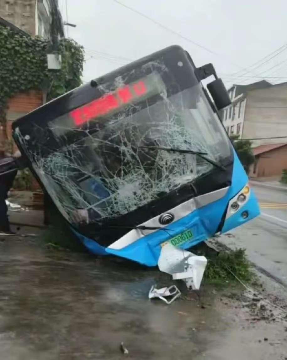 “万万没想到！”安康31路公交又出揪心事儿了！9月22日在李家坝直接侧翻掉沟里，