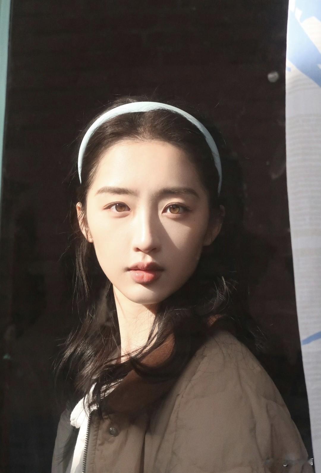 有人说她是05花颜值扛把子，有人说她是新生代普女，邓恩熙这张脸在娱乐圈到底什么水
