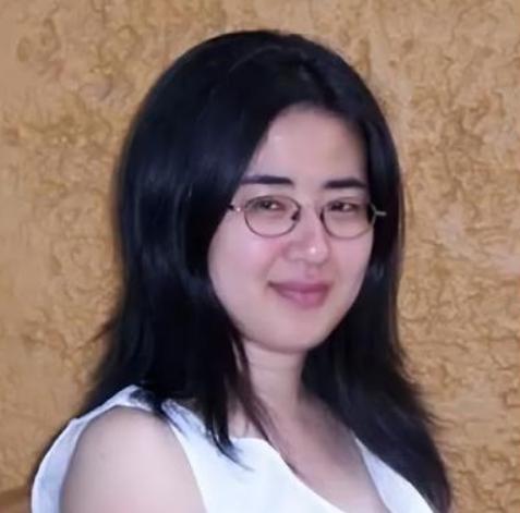 中国“神童”田晓菲，13岁被北大破格录取，出国留学后，28岁嫁给53岁美国老师，