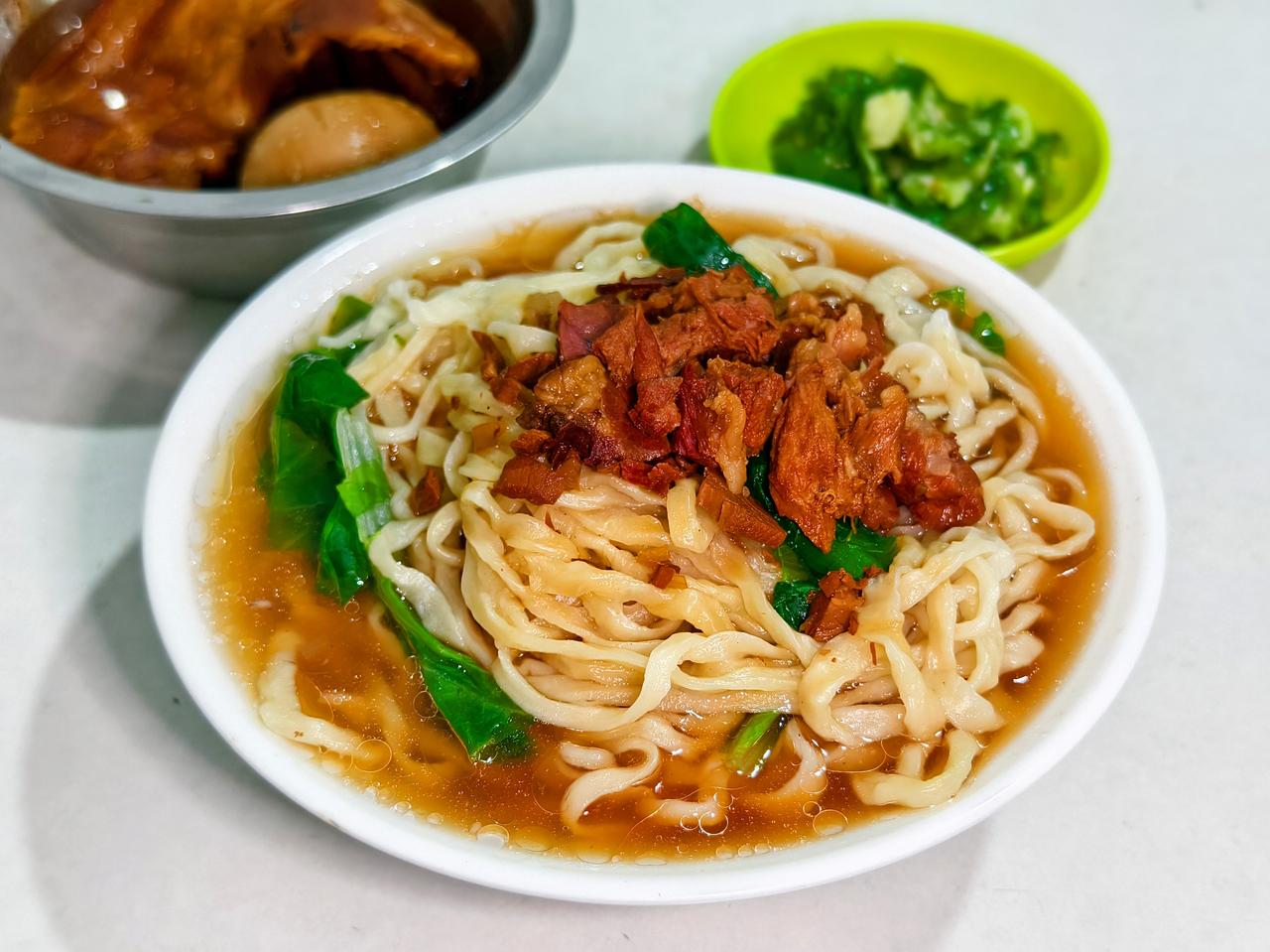 在枣庄，一位当地食客的推荐，我早上来到了北批市场，来找寻一家滕州手擀面馆。
我点