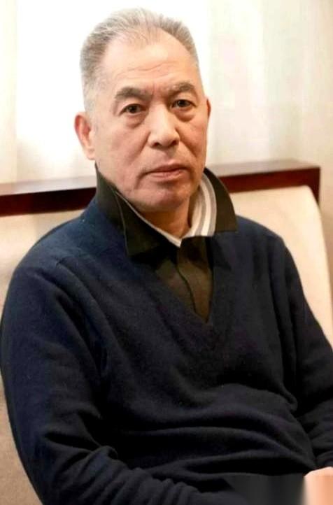 那颗黑纽扣掏出来的时候，藏了二十年的秘密才算见了光。
一个被唾沫星子淹死的“破鞋