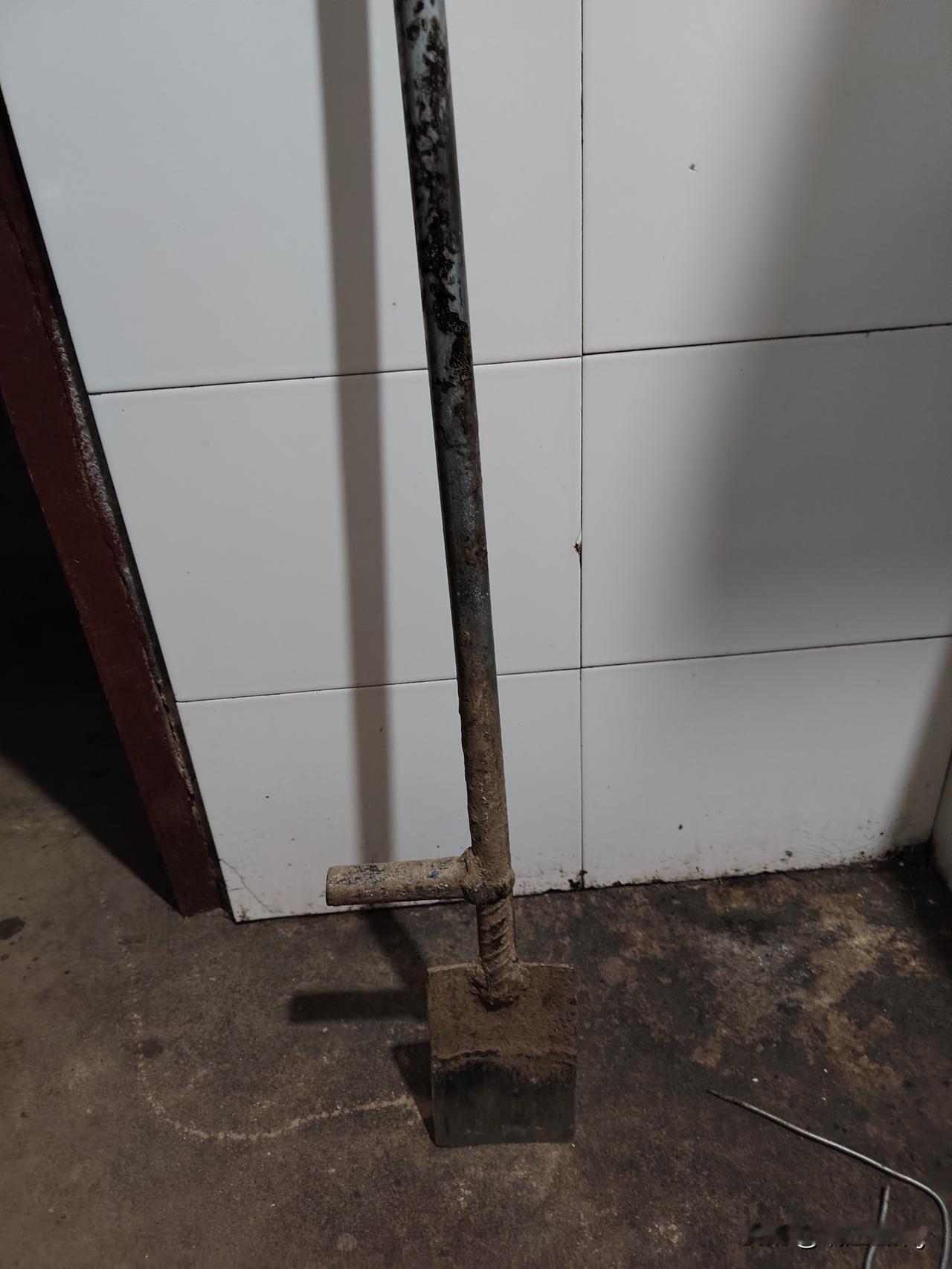 真是担心什么就来什么，这个街坊在用完了以后，他家的邻居看见这两把锹好用，就借来用