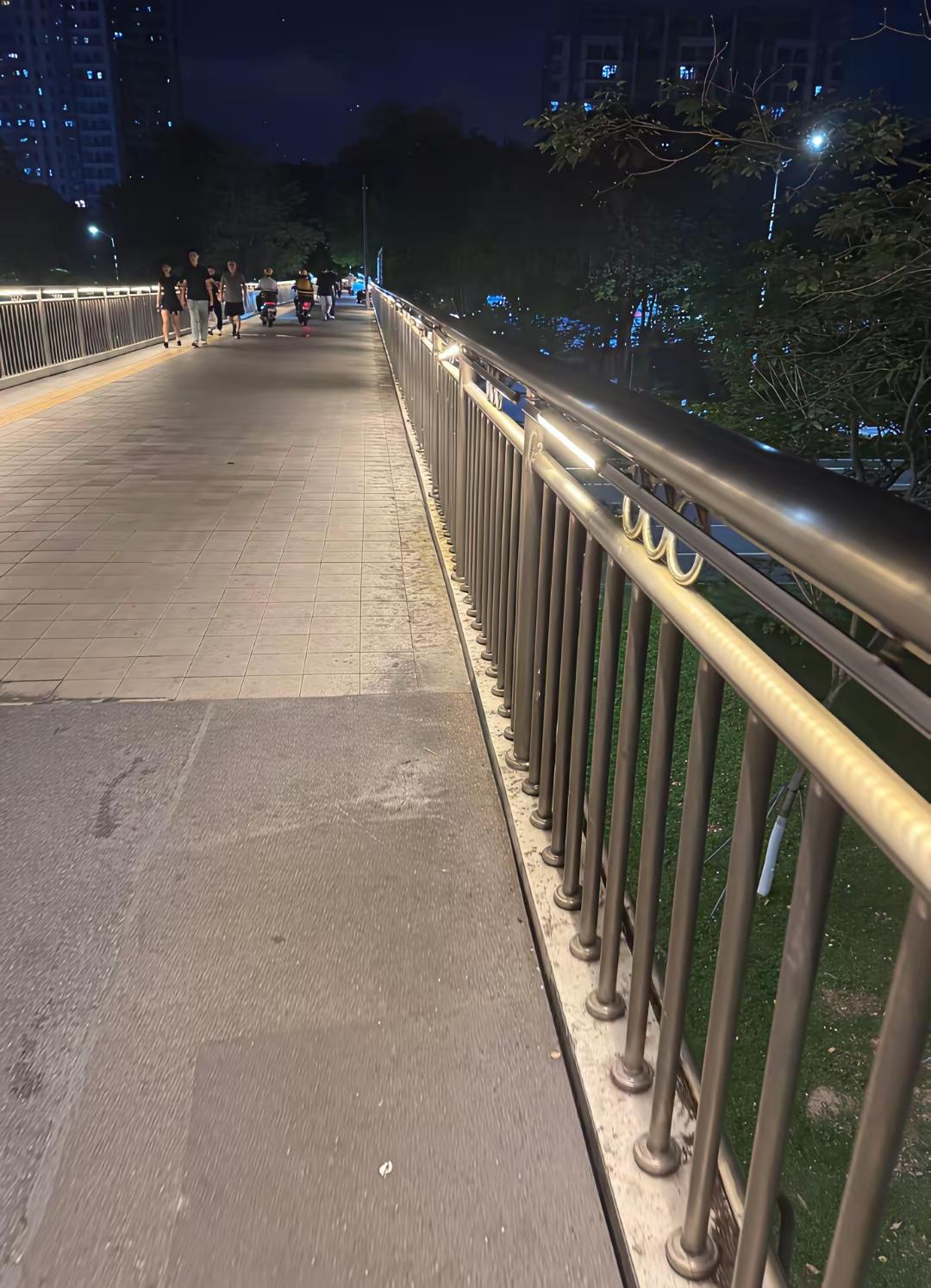 退休人员没事少聊或不聊退休金的事为好，因为退休金属于他人隐私的一部分，不打听他人