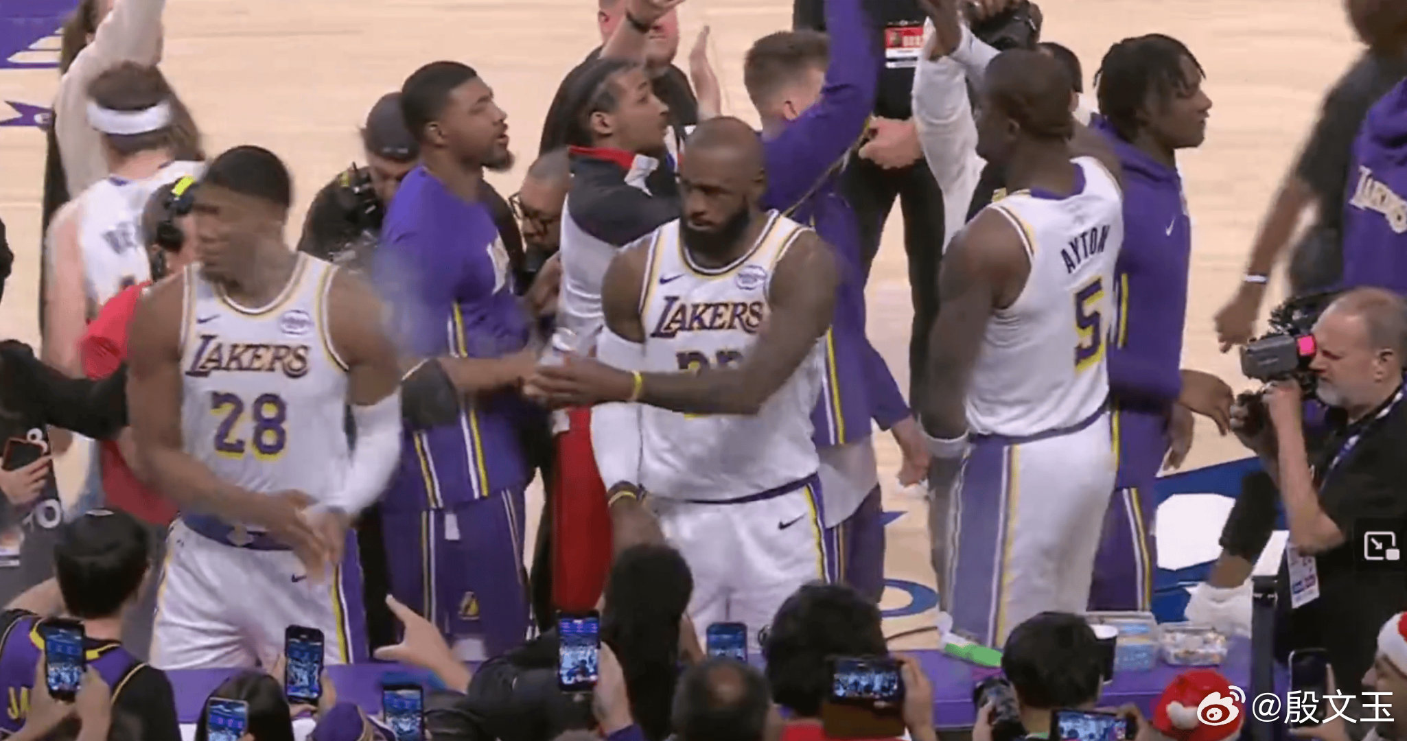 詹姆斯在今天的赛前撒镁粉环节，把粉撒到八村身上了。。。