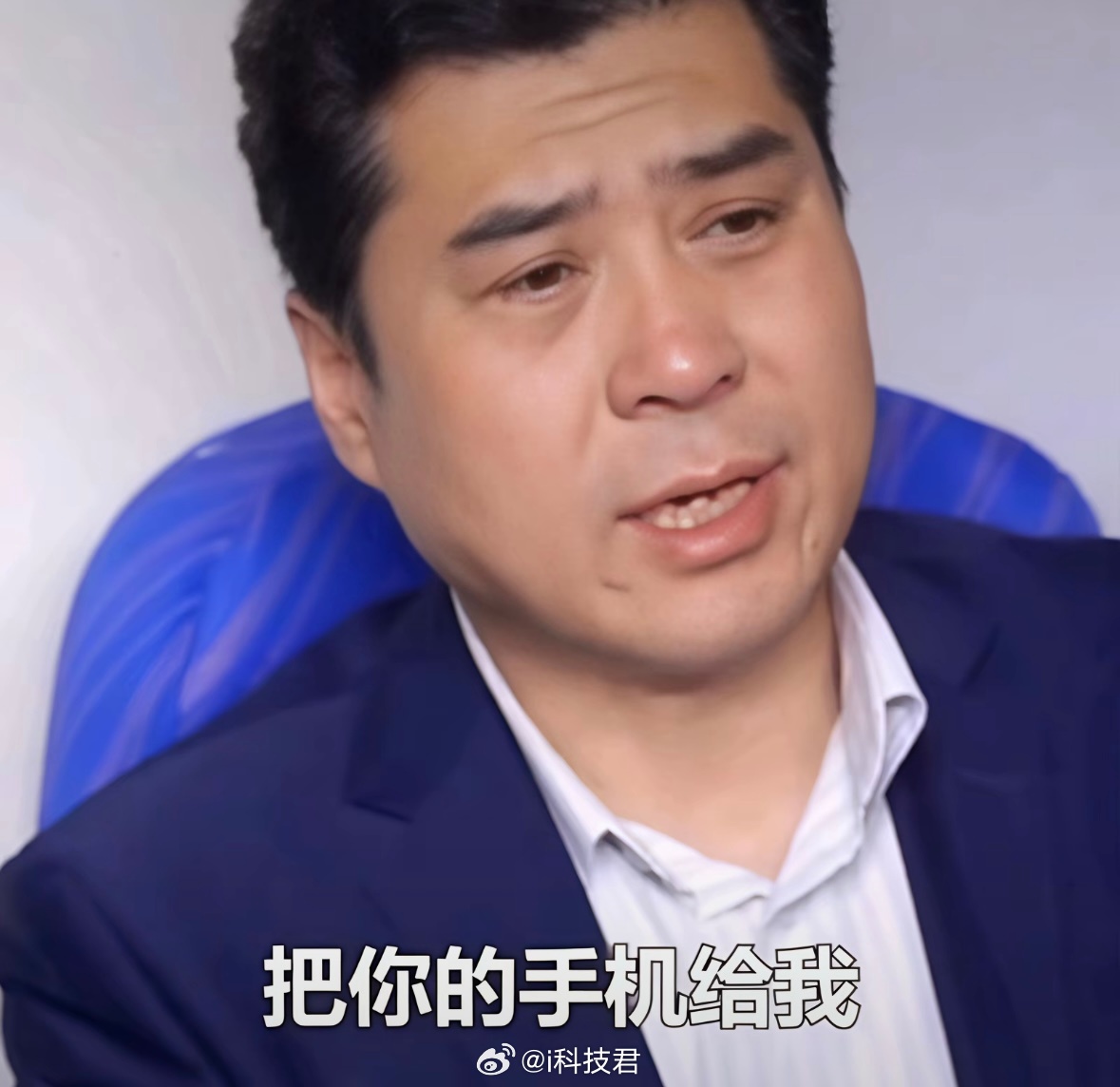 两梯两户的房子，对门邻居把一对纸箱子扔在防火门夹道里。。。我要去说吧肯定影响关系