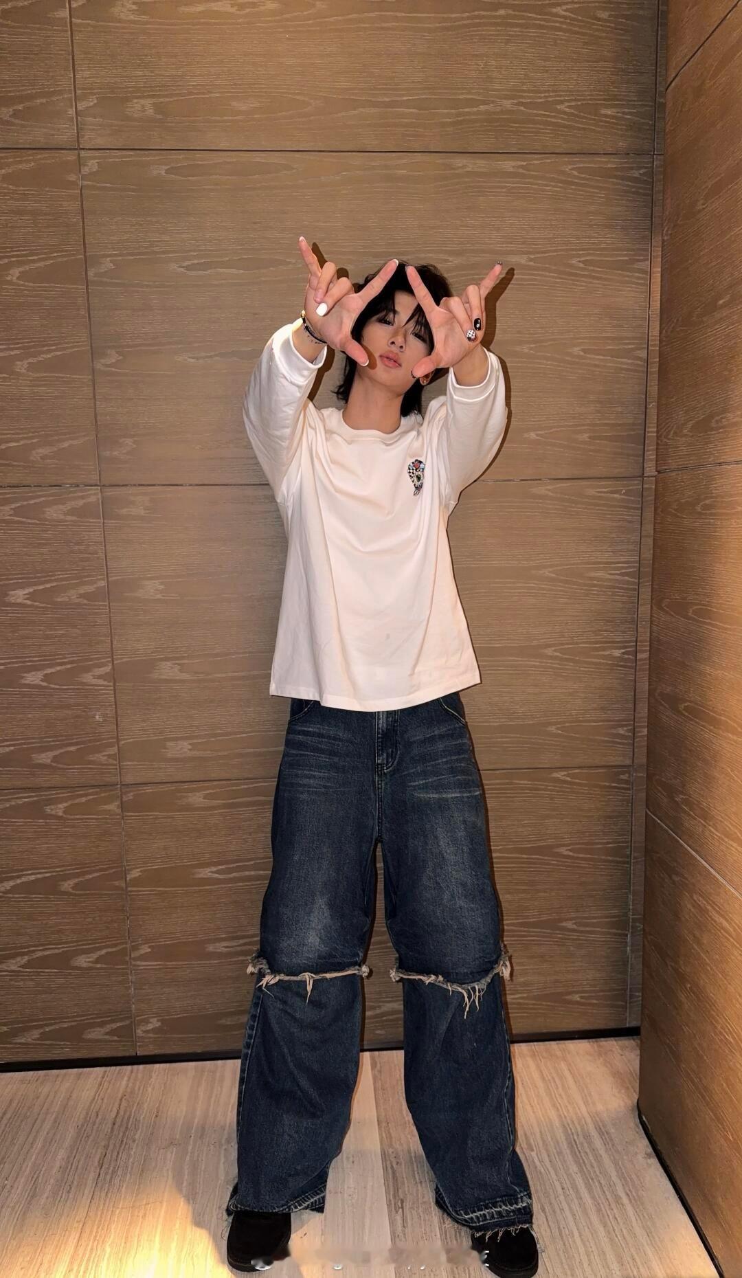 张峻豪演唱会 SHUN张峻豪「顺令时·流蜃」演唱会烟台站一套造型大片，白色长袖T