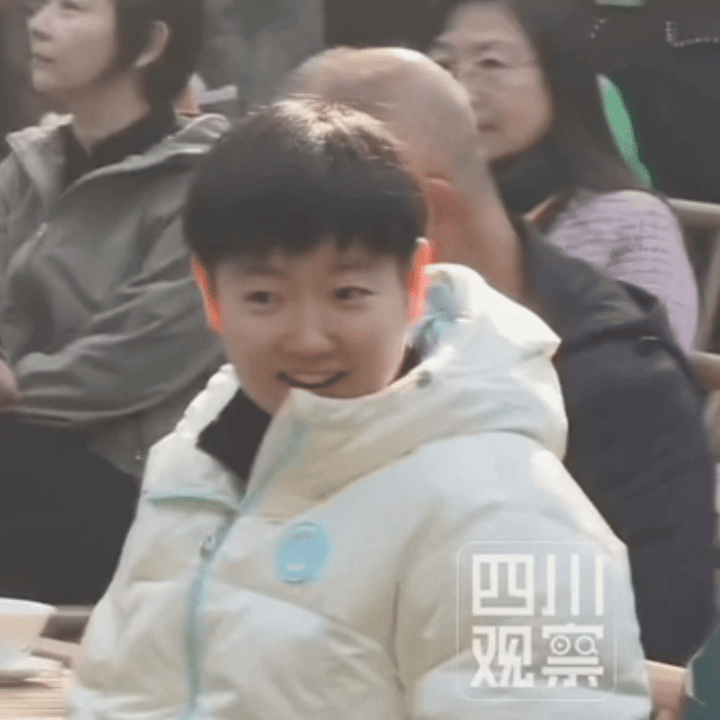 莎莎的人气太高了吧？旁边球迷都哭了！
今天国乒在成都武侯祠参加群众活动，莎莎边喝