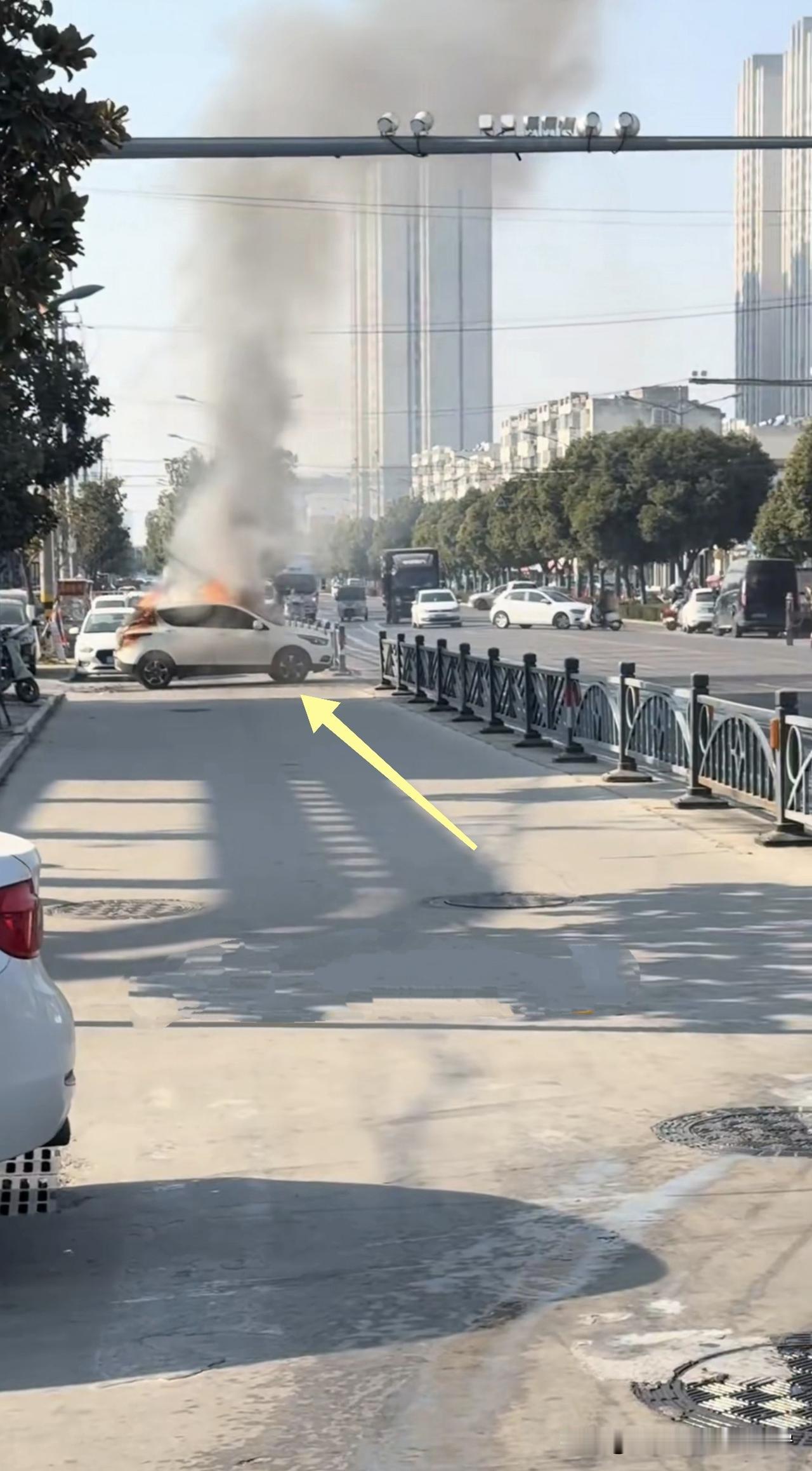 为洒水车师傅点赞，见义勇为，真英雄[赞]
     路边一辆白色suv自燃，急得