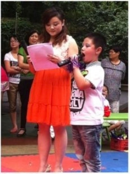 今天学校开了新生欢迎会，老师发来了几张我家胖墩儿的照片，给各位妈咪们分享一下[抱