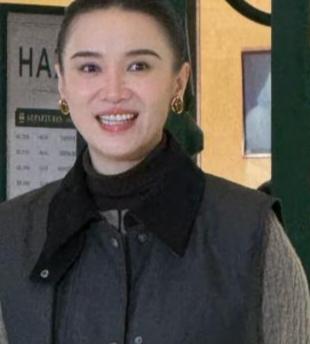 日前演员宋佳，来到合肥某商场做活动，在访谈环节，宋佳说她第一次来合肥。
宋佳，4