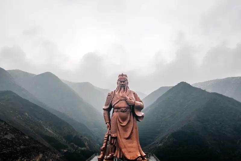 孙权杀关羽是不是错误决定，这事儿得两说。
有人觉得这是大错特错。219 年关羽北