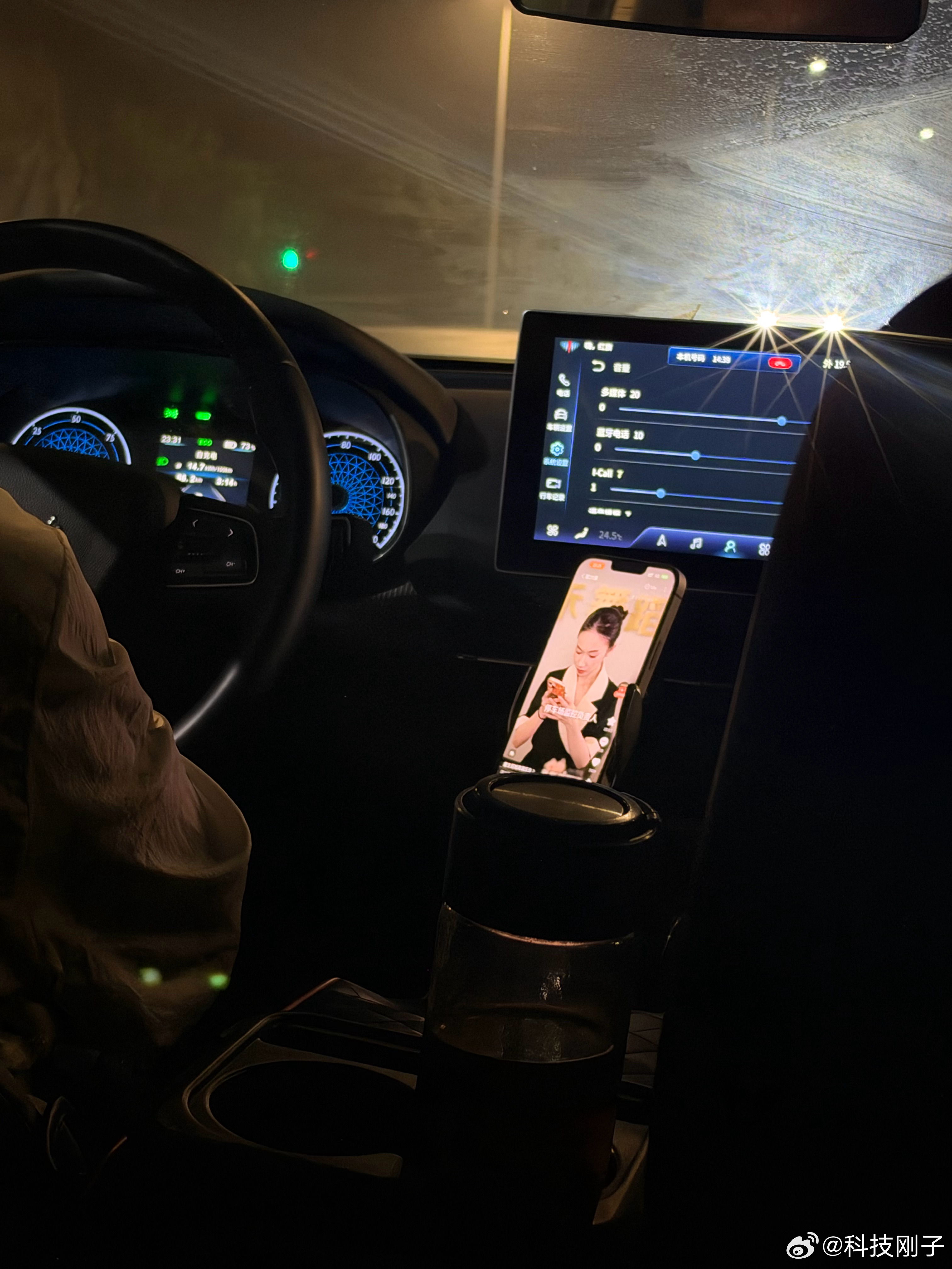 现在的短剧渗透到什么地步了不光年轻人、老人爱看，今晚打了三次滴滴，有两个滴滴师傅